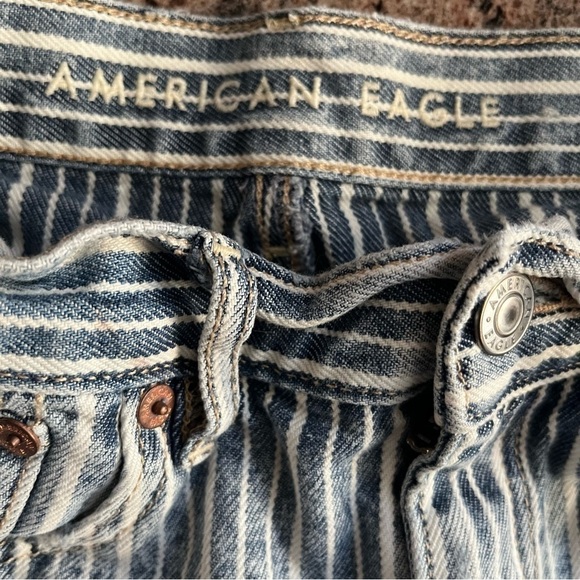 AMERICAN Eagle Frayed Pinstripe Cutoff Jeans Size 6 - Picture 6 of 8